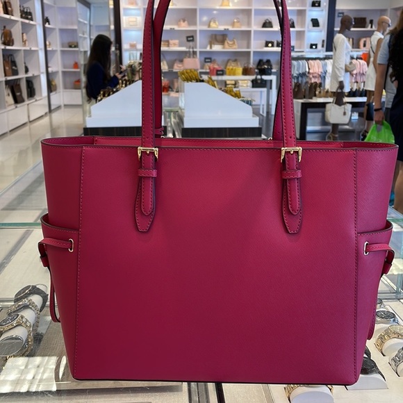 Michael Kors Gilly Large Drawstring Travel Leather Top Zip Tote
Carmine Pink
NWT - Picture 7 of 16